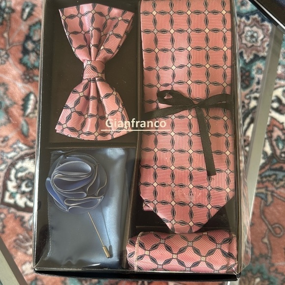 Gianfranco NWOT tie bow tie 2 napkins you put in the pocket and the blue flower - Picture 4 of 5